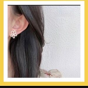 NWT!! 1pc Creative Fashion Flower Earrings, Daily Decoration Accessories.